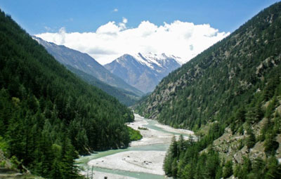 Located at a distance of 6 km from the Harsil, Dharali is known for its apple orchards. The place is situated on the bank of the River Ganga which is surrounded by pine trees. The Shiva Temple in the village is the chief attraction there.