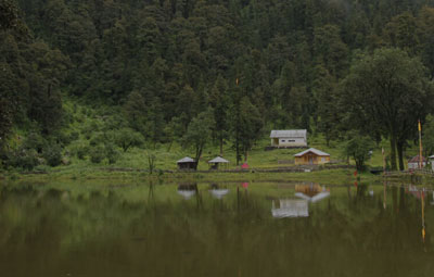 Blessed with elevated grassland that is bedded with snow during the winters, gurgling streams, dense alpine forest and rich variety of flowers, the Dodital Trek is one of the picturesque treks in the Garhwal Himalayan region. The trek originates from the Bhagirathi valley, which is nestled at an altitude of 1,350 meters, and passes through a mysterious forest and ascents gently to a lofty height of 4,150 meters to Darwa Top. Dodital is often dubbed Ganesh-ka-Tal and is considered as one of the sacred lakes in the Garhwal Himalayan region as it is believed that it is the birthplace of Lord Ganesha, one of the Hindu deities. The captivating natural ambiance surrounding the serene lake is ideal for camping overnight. There is an opportunity to explore the Asi Ganga valley. There are subsidiary treks transporting one from Asi Ganga to Bhagirathi Ganga valley and to the Yamuna valley and vice versa.<BR>The Dodital Trek, which is also one of the winter treks in the Indian Himalayan region starts from Sangamchatti and heads to Agoda village nestled at an altitude of 2,250 meters. The trail passes through the river Asi Ganga and is followed by gentle ascends and descends and passes through a secluded village, Bhebra. From Agoda, a 16 kilometers journey that passes through the beautiful forest of Rhododendron leads to Manjhi, which is tucked at a mighty height. It offers such an environment that forms a haven for trekkers to camp overnight. The trek from Manjhi turns towards Dodital, which is approximately 6 kilometers away and is located at a height of 3,307 meters. The sprawling natural beauty, refreshing climate and tranquil water of the freshwater lake make camping here an absolute bliss. Further, a walk of 5 kilometers to Darwa Top that passes through narrow gorges, birch forest, rocky colonies, and involves a series of rivulet takes you to the stunning Bandarpunch peak and Swargarohini range.<BR>The Dodital Trek, which is undertaken all throughout the year, is considered as one of the easy to moderate treks in the Garhwal Himalayan region that is located in Uttarakhand; the duration of the trail is approximately 7 – 8 days. During the winter season much of the trail has to be done over a thick bed of snow that expunges after crossing the village of Agoda.