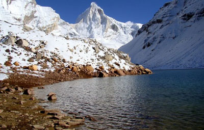 Surrounded by Thalay Sagar, Bhrigupanth, Jogin 1, Jogin 2, and other Himalayan peaks, Kedar Tal is situated at an elevation of 4750 m. It is one of the highest lakes in Uttarakhand and attracts a number of tourists. Moreover, the place also offers trekking for adventure enthusiasts.